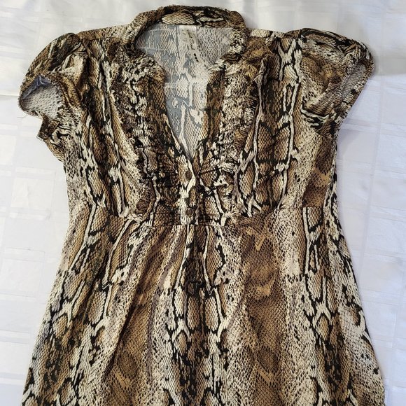 WOMEN'S HEART AND SOUL SIZE LARGE SNAKE PRINT BROWN TAN SHIRT FASHION WEAR - Picture 1 of 11